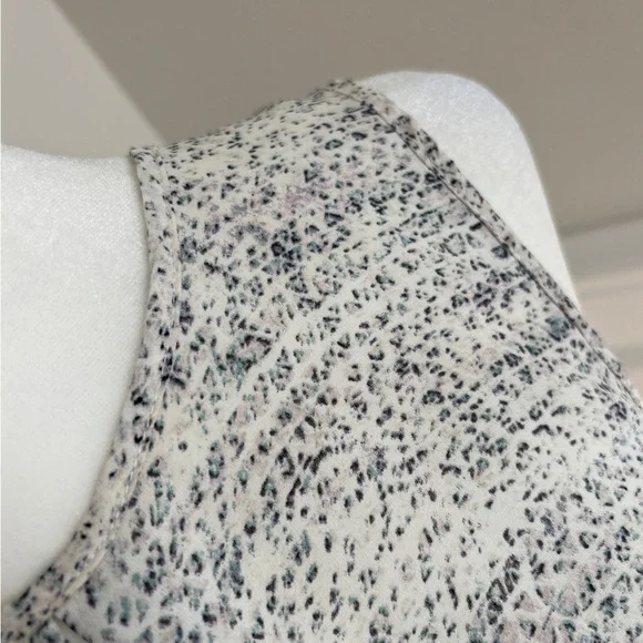 Violet & Claire Speckled Gray and White pattern sleeveless flowy Top - Picture 8 of 12